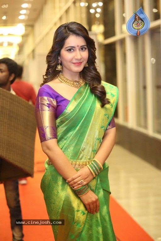 Raashi Khanna Gallery - 31 / 38 photos