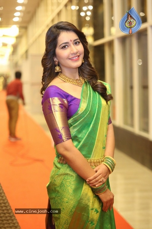 Raashi Khanna Gallery - 33 / 38 photos