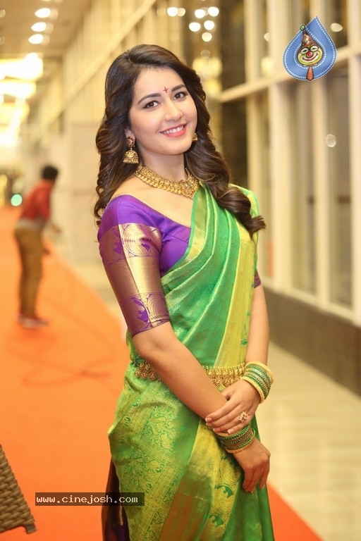 Raashi Khanna Gallery - 37 / 38 photos