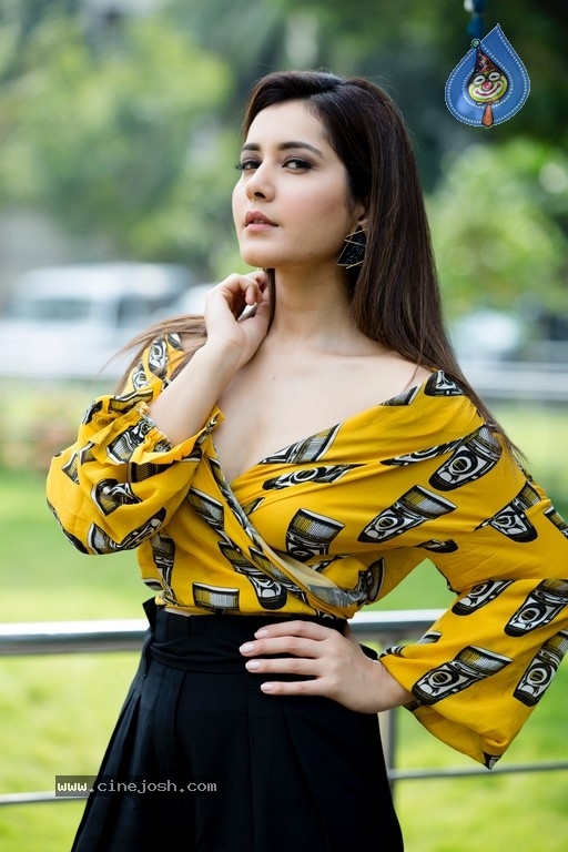 Raashi Khanna Images - 2 / 14 photos