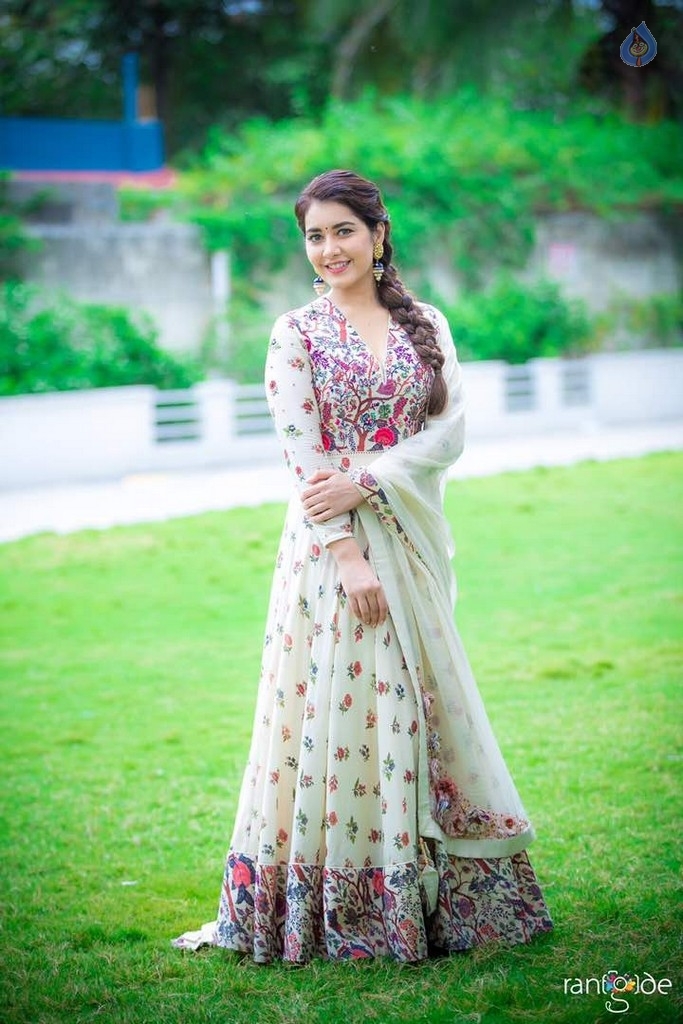 Raashi Khanna Latest Photos - 6 / 10 photos