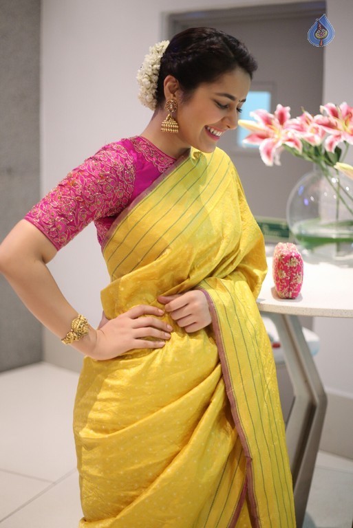 Raashi Khanna New Pics - 7 / 10 photos