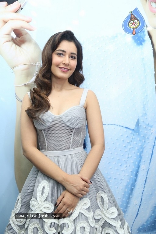 Raashi Khanna Photos - 13 / 18 photos