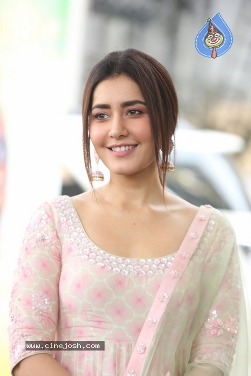 Raashi Khanna Photos - 11 / 20 photos