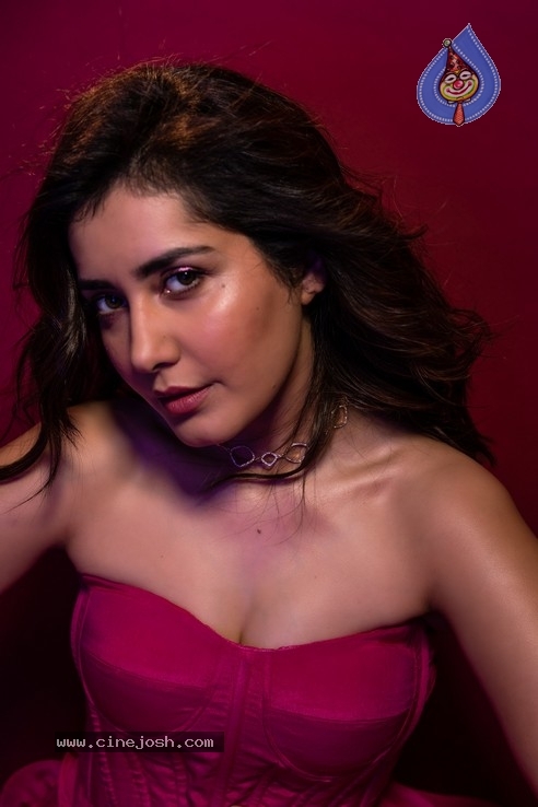 Raashi Khanna Photoshoot - 2 / 10 photos