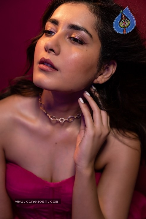 Raashi Khanna Photoshoot - 4 / 10 photos