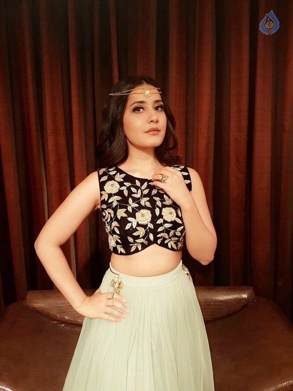 Raashi Khanna Pics - 1 / 10 photos