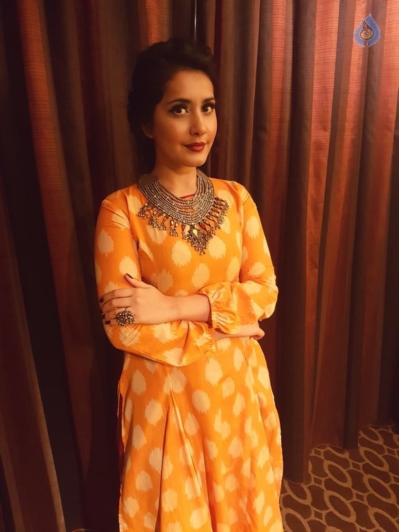 Raashi Khanna Pics - 5 / 11 photos