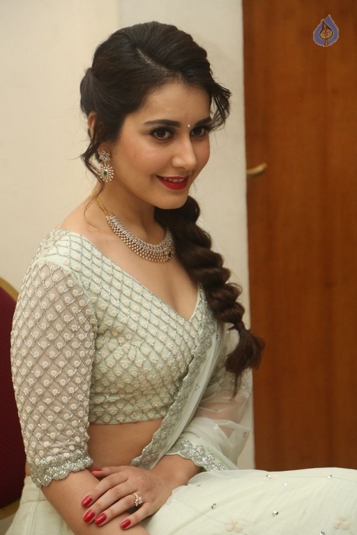 Raashi Khanna Pics - 22 / 29 photos