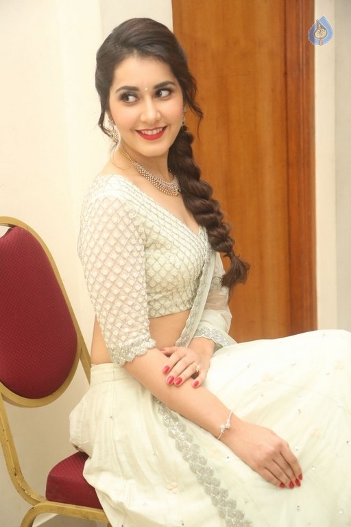 Raashi Khanna Pics - 23 / 29 photos