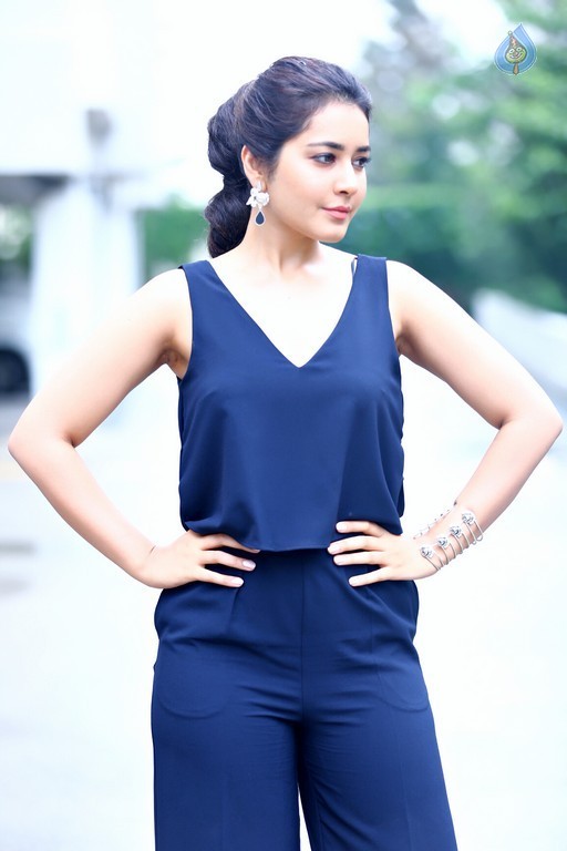 Raashi Khanna Pics - 5 / 5 photos