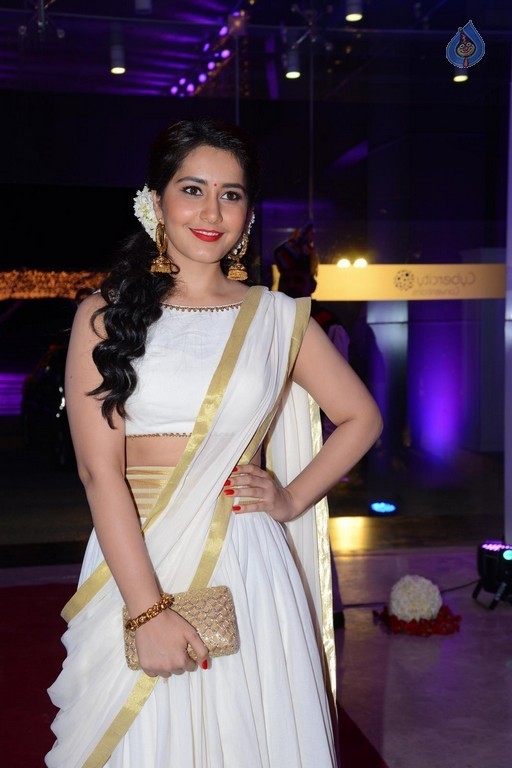 Raashi Khanna Pics - 4 / 38 photos