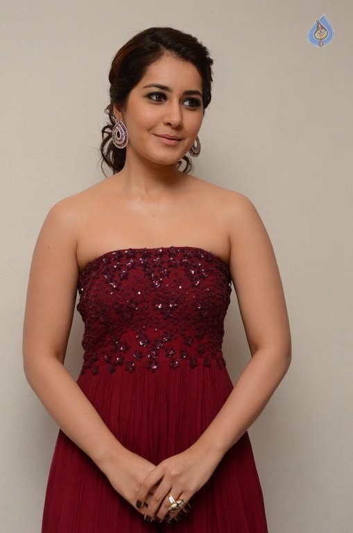 Raashi Khanna Pics - 18 / 40 photos