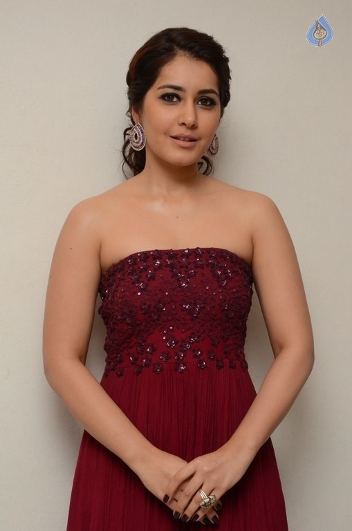 Raashi Khanna Pics - 29 / 40 photos