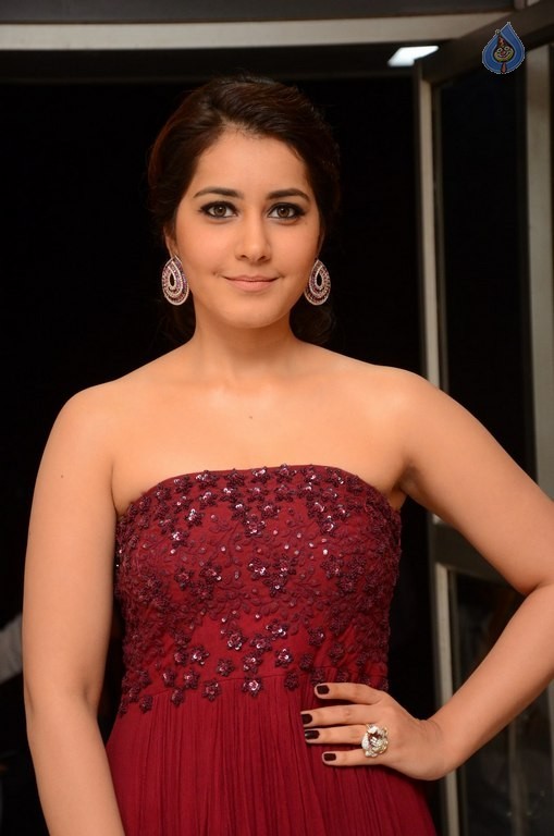 Raashi Khanna Pics - 30 / 40 photos