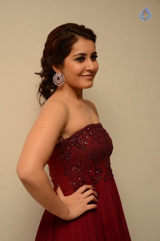 Raashi Khanna Pics - 31 / 40 photos