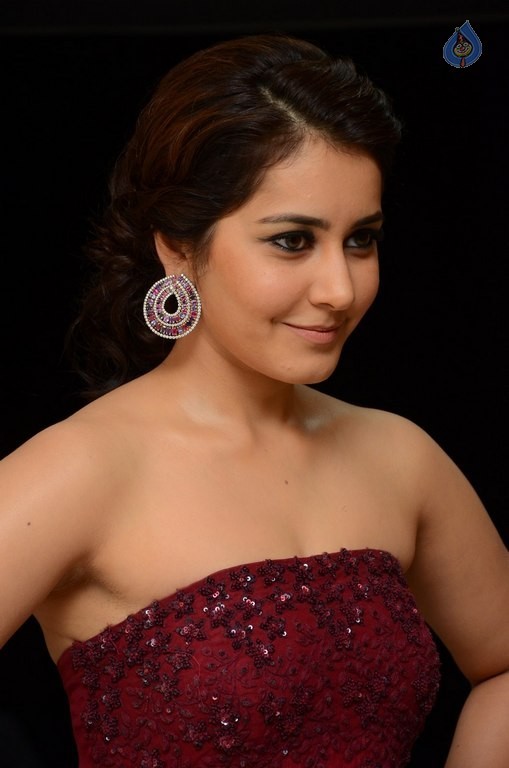 Raashi Khanna Pics - 33 / 40 photos