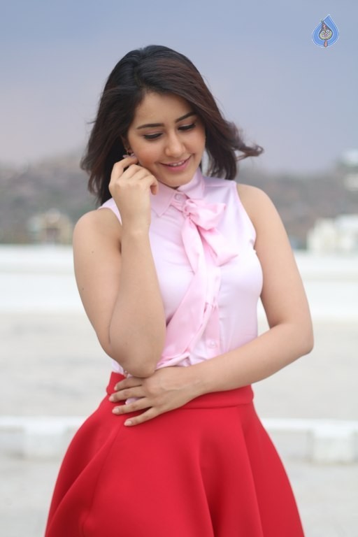 Raashi Khanna Pictures - 7 / 26 photos