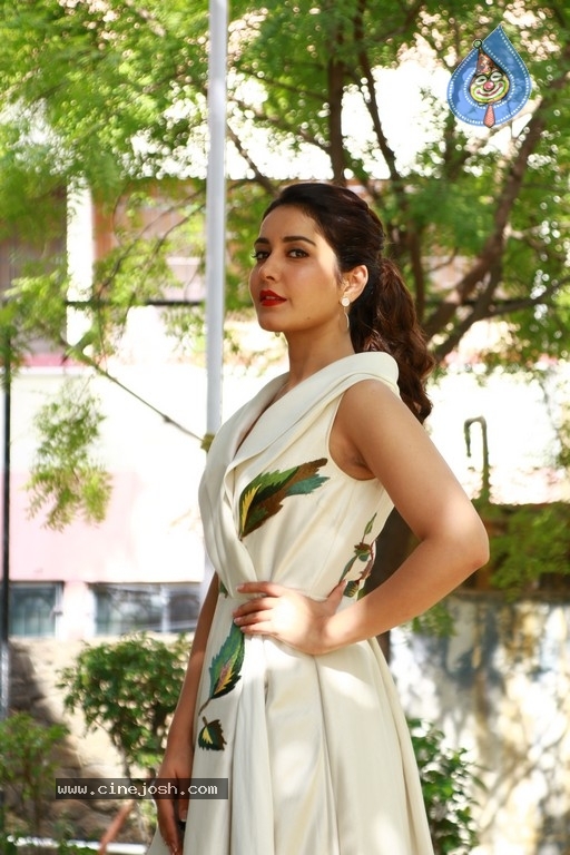 Raashi Khanna Pictures - 6 / 9 photos