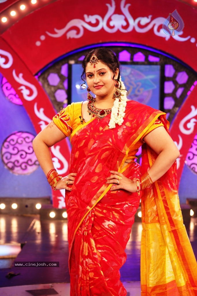 Raasi Latest Stills - 6 / 6 photos