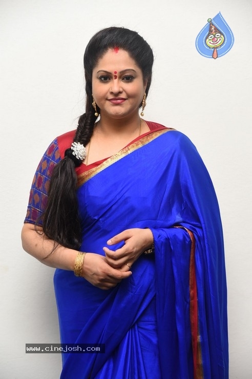 Raasi New Stills - 4 / 18 photos