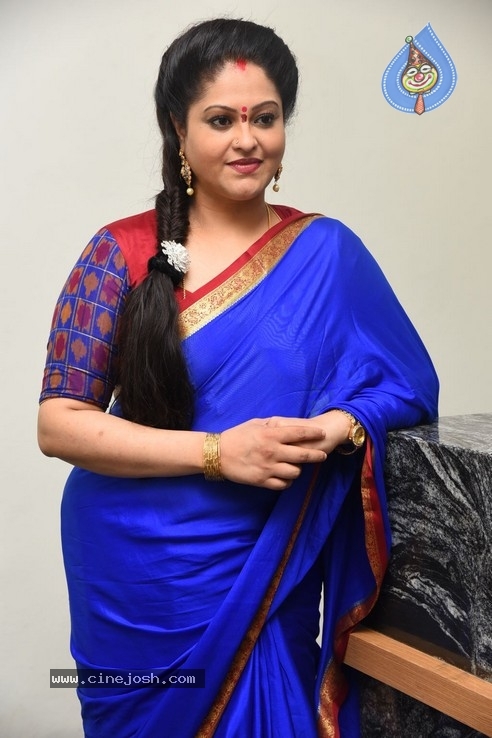 Raasi New Stills - 5 / 18 photos