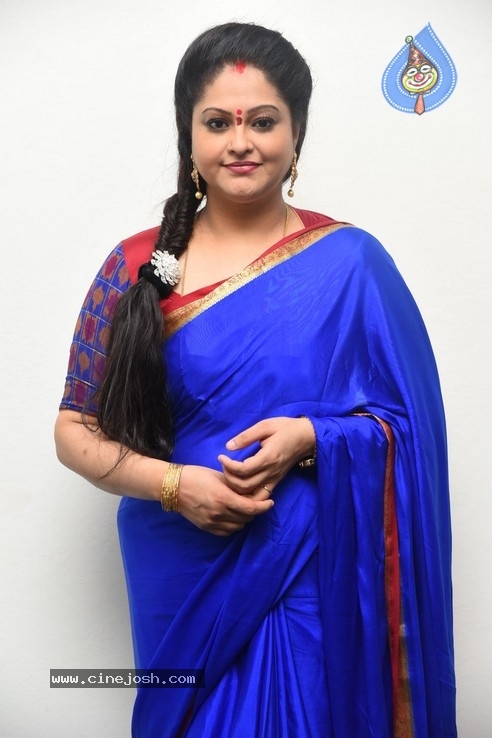 Raasi New Stills - 8 / 18 photos