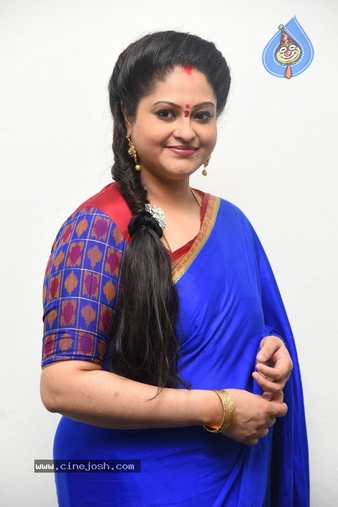 Raasi New Stills - 11 / 18 photos