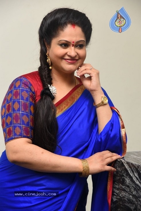 Raasi New Stills - 15 / 18 photos