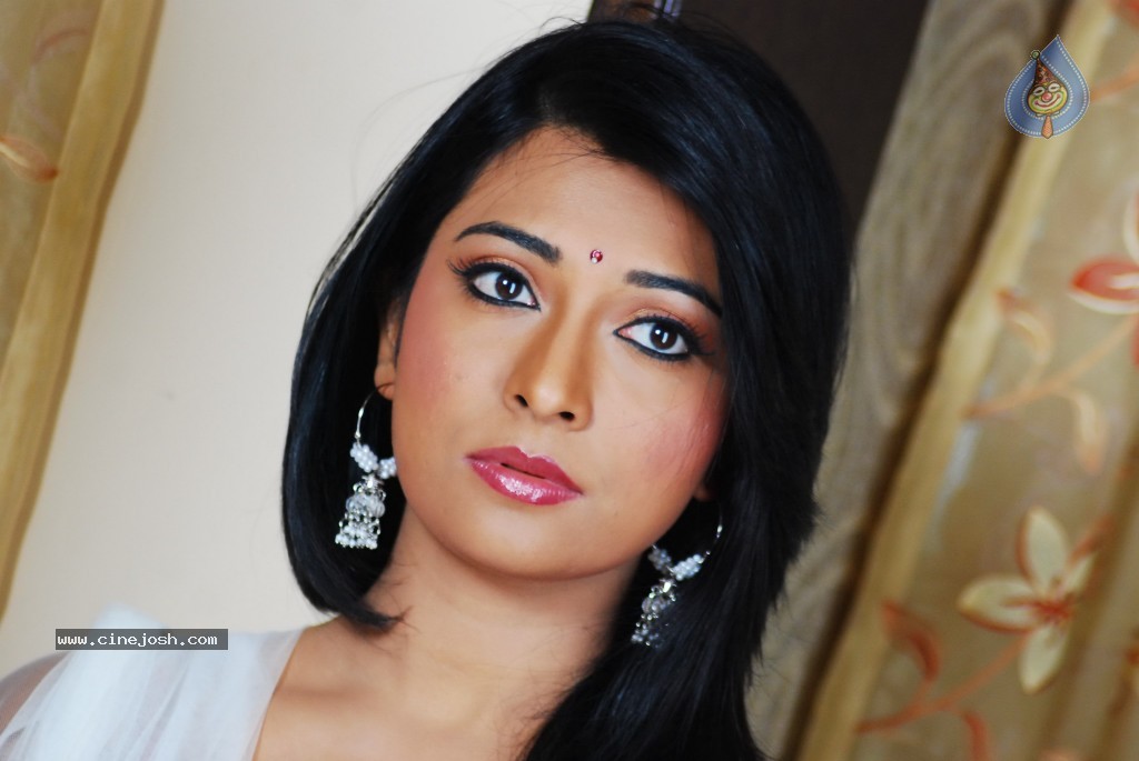 Radhika pandit about yash hair cut - YouTube