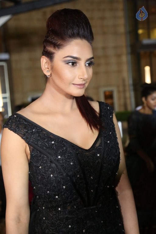 Ragini Dwivedi Photos - 2 / 29 photos