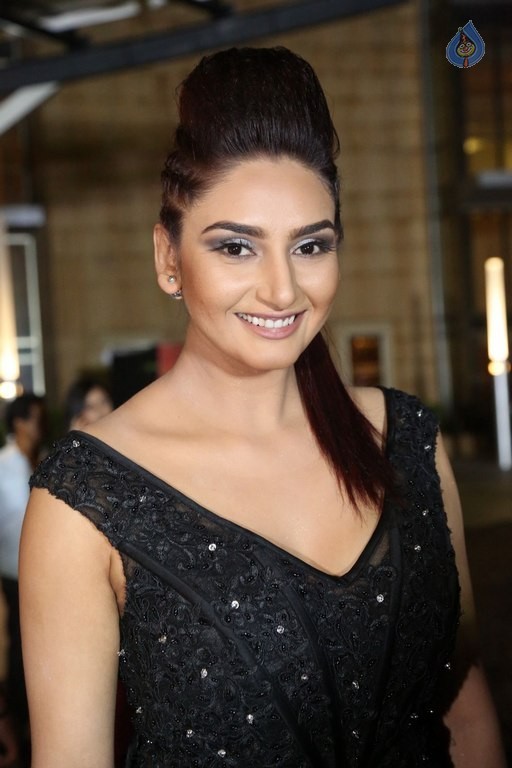 Ragini Dwivedi Photos - 16 / 29 photos