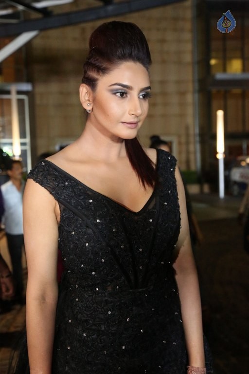 Ragini Dwivedi Photos - 20 / 29 photos