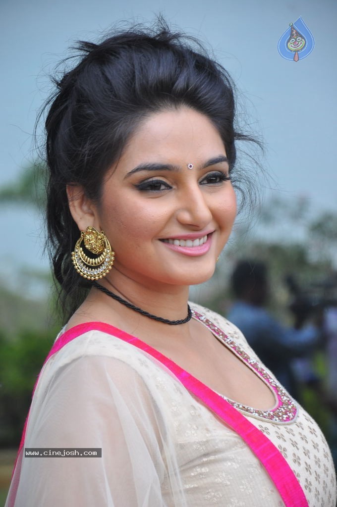 Ragini Dwivedi Hot Stills - 6 / 141 photos