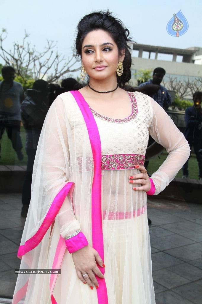 Ragini Dwivedi Hot Stills - 7 / 141 photos