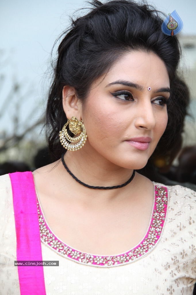 Ragini Dwivedi Hot Stills - 14 / 141 photos