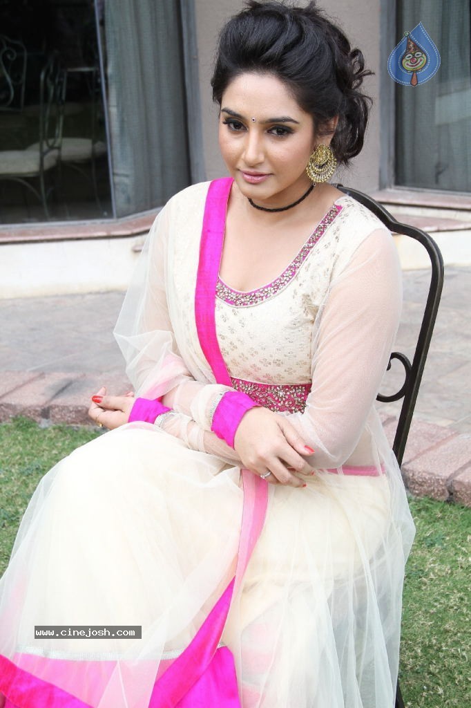 Ragini Dwivedi Hot Stills - 20 / 141 photos