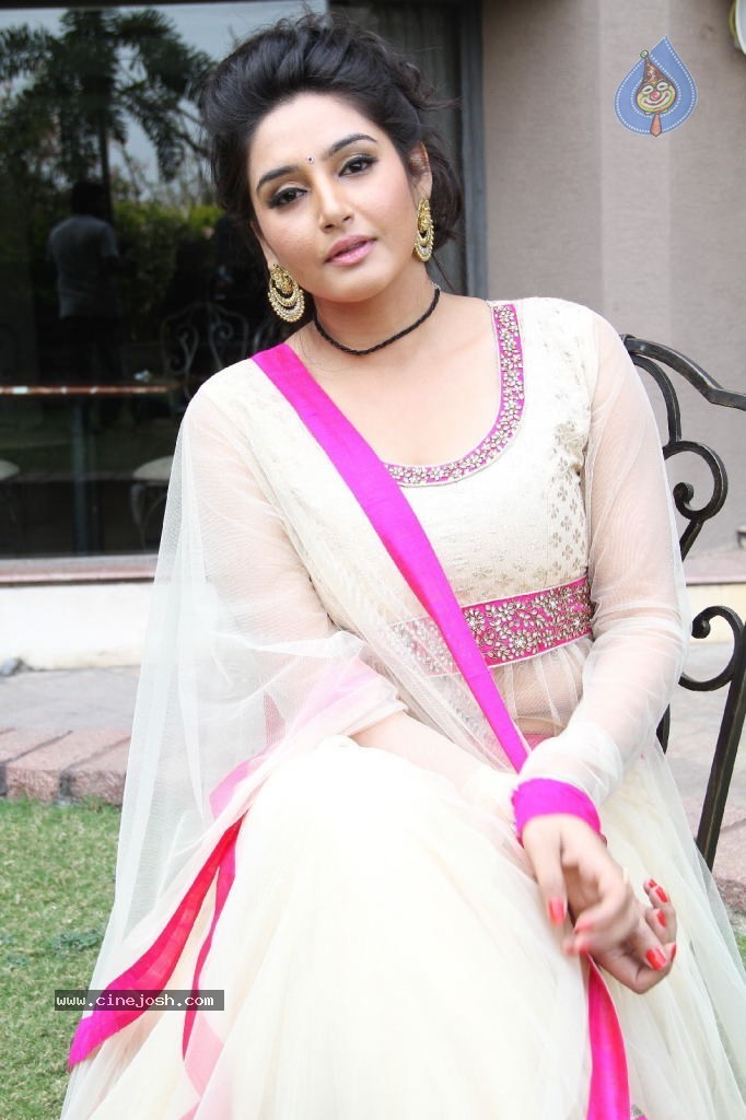 Ragini Dwivedi Hot Stills - 22 / 141 photos