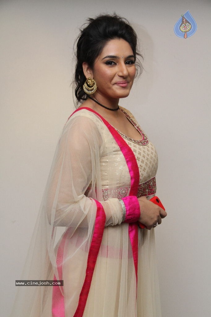 Ragini Dwivedi Hot Stills - 24 / 141 photos