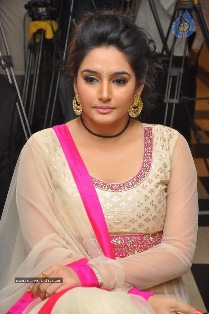 Ragini Dwivedi Hot Stills - 25 / 141 photos