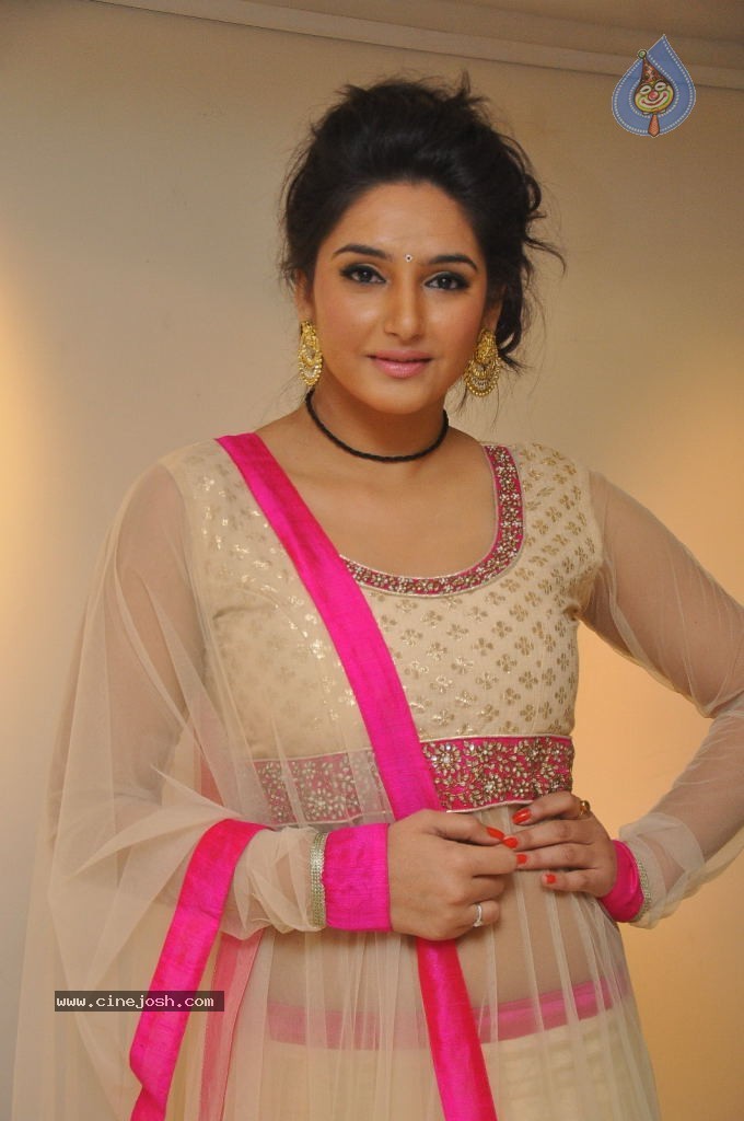 Ragini Dwivedi Hot Stills - 27 / 141 photos