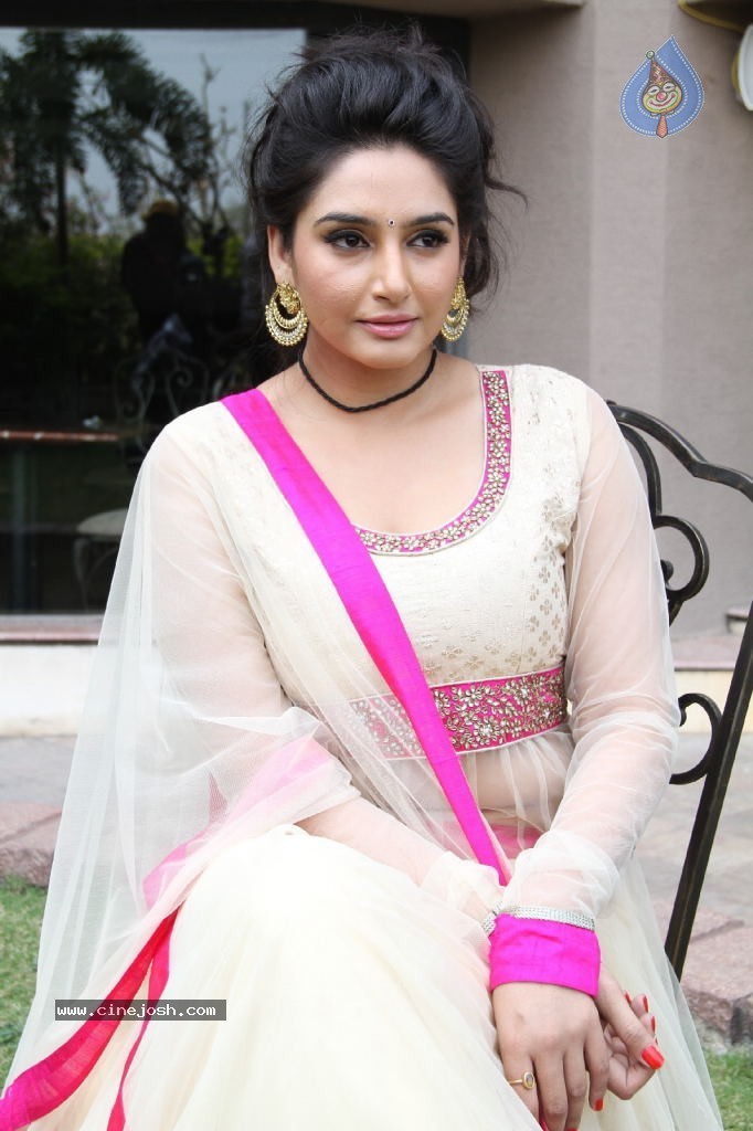 Ragini Dwivedi Hot Stills - 28 / 141 photos