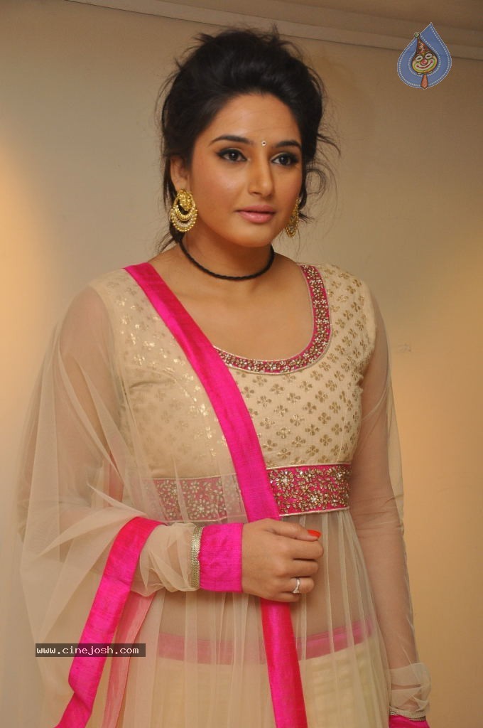 Ragini Dwivedi Hot Stills - 30 / 141 photos