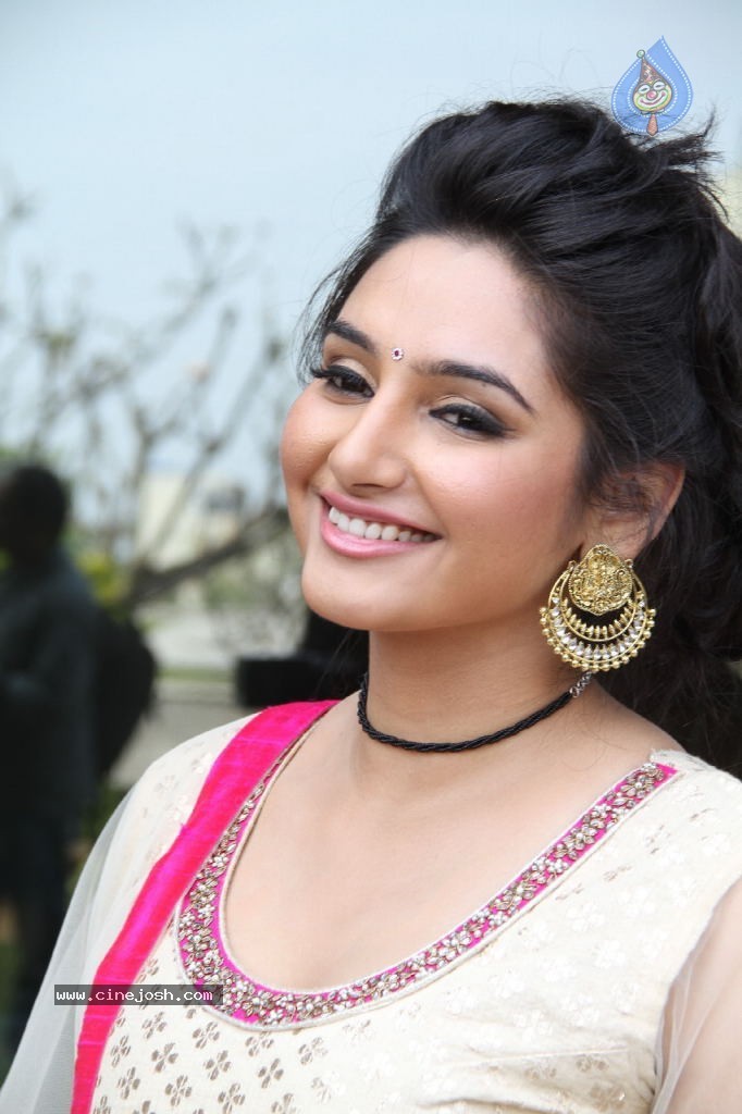 Ragini Dwivedi Hot Stills - 34 / 141 photos