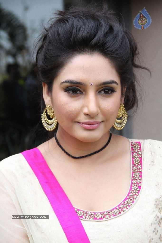 Ragini Dwivedi Hot Stills - 36 / 141 photos