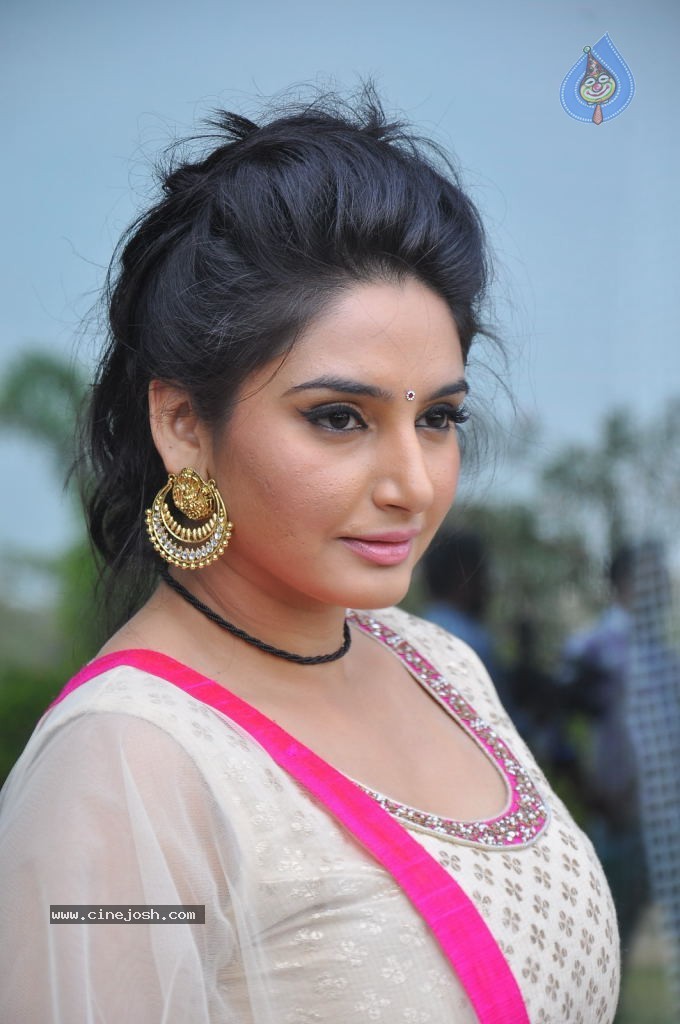 Ragini Dwivedi Hot Stills - 39 / 141 photos