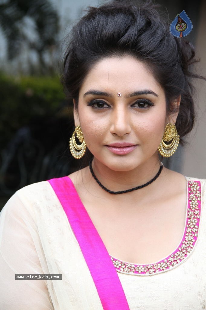 Ragini Dwivedi Hot Stills - 41 / 141 photos