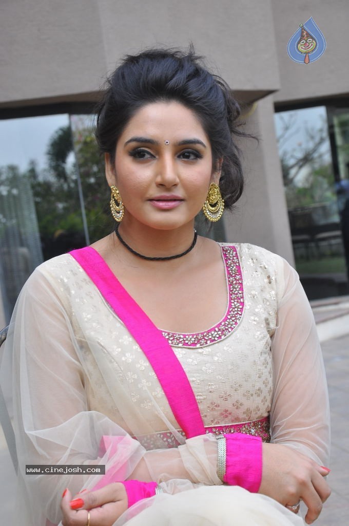 Ragini Dwivedi Hot Stills - 43 / 141 photos