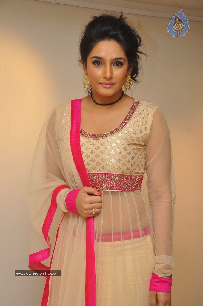 Ragini Dwivedi Hot Stills - 44 / 141 photos