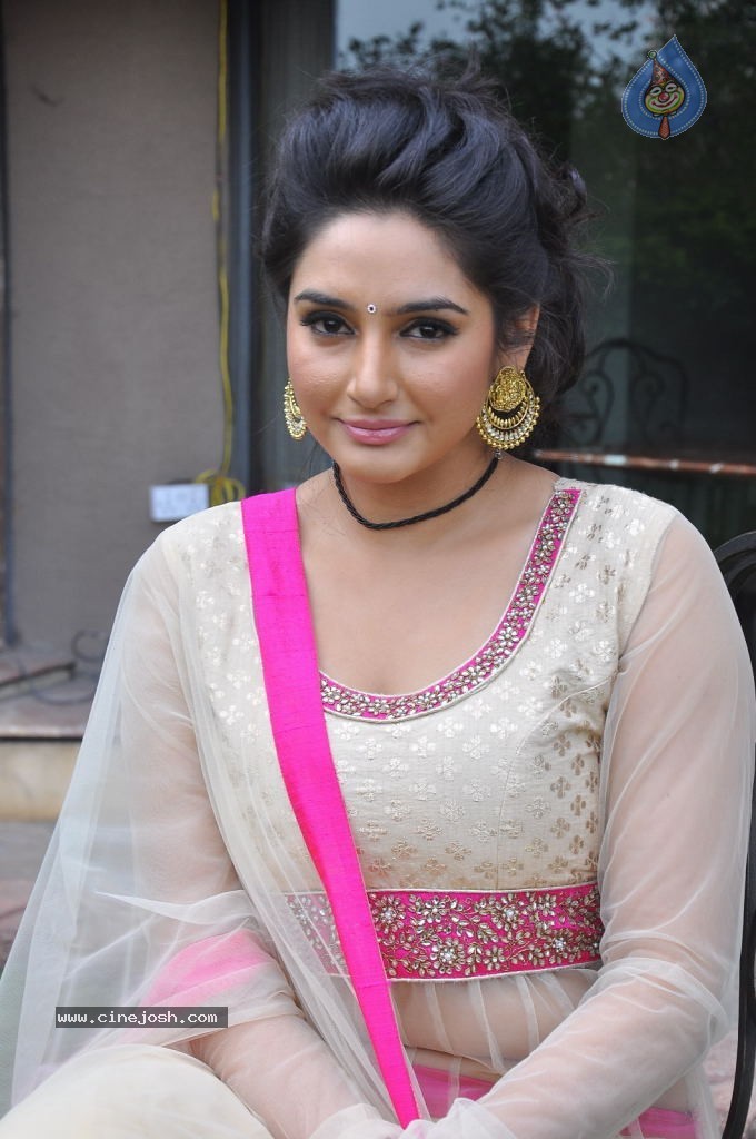 Ragini Dwivedi Hot Stills - 47 / 141 photos